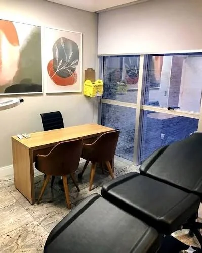 Consultório com maca e mesa de atendimento