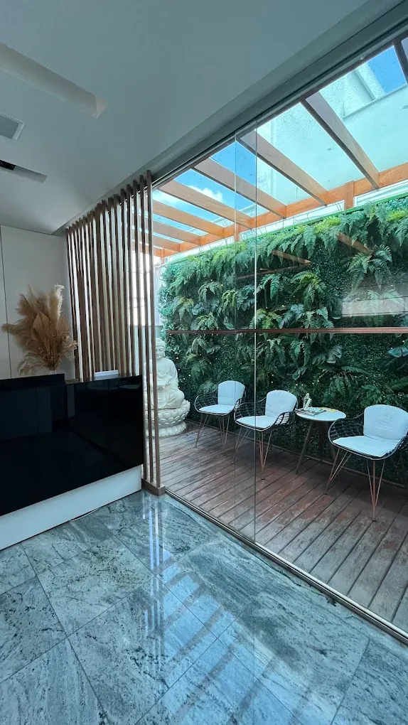 Sala de espera com parede verde e deck de madeira